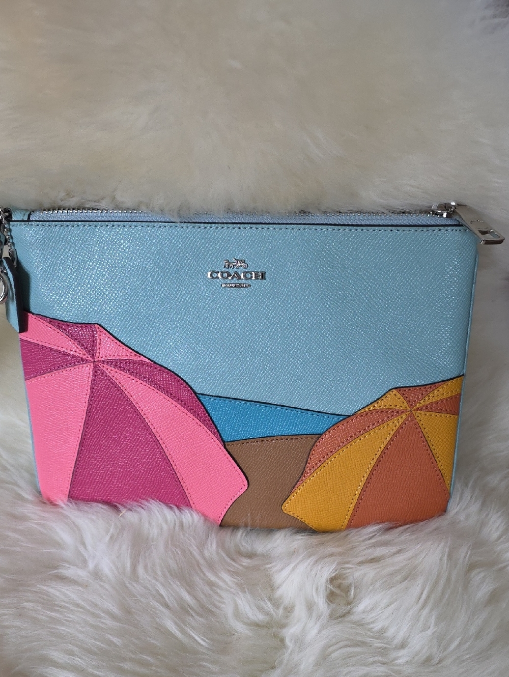 Gorgeous Coach Large Leather Beach Scene Wristlet Wallet ๐ฉทโฑ๏ธ๐งก๐ - Picture 2 of 16